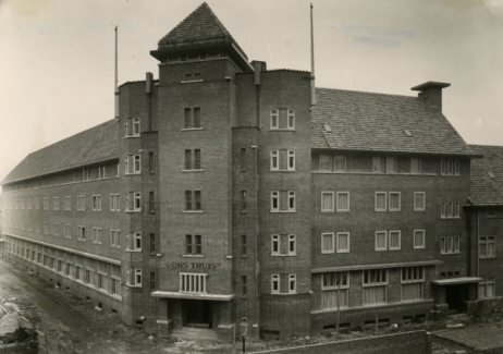 Het Gezellenhuis op de hoek van Deken van Somerenstraat en Don Boscostraat (1931), Fotopersbureau het Zuiden.