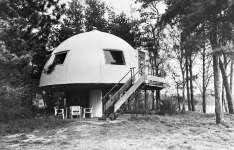 Vakantiehuisje in het bos van het Philips Recreatiecentrum te Someren. Vervaardiger: Jos Pé (fotograaf)