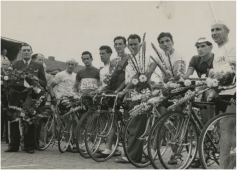 De Tour de France ploeg in Eindhoven:  Jan Leenders, Jac Gemser, Wout Wagtmans, Hans Dekkers, Harrie Schoenmakers, Gerard Voorting, Kees Pellenaars (ploegleider), Gerard Peters, Wim Dielissen en Wim van Est in 1951. Fotograaf A. van Beurden – collectie RHCe